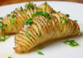 Ziemniaki Hasselback. Ziemniaczki nacinane i pieczone, z masełkiem i ziołami. Prosty, tani, ale bardzo efektowny dodatek