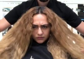 W krześle mistrza zasiadła niezadowolona klientka. Zobaczywszy nową fryzurę się zauśmiechała