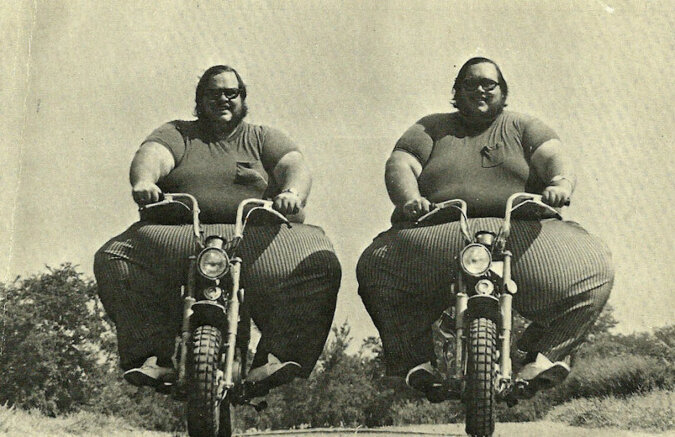 Historia Billy'ego i Benny'ego, najgrubszych na świecie jednojajowych bliźniaków. Ich łączna waga wynosiła 650 kg