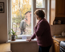 Brat zabrał tatę na październik do siebie na wieś - "na grzyby, tato, na świeże powietrze". W środę tata zadzwonił do mnie: czy mogę przyjechać, bo brat z bratową od soboty są w Turcji, a on sam karmi świnie i pilnuje kur