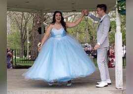 Nastolatka nie ma pieniędzy na wymarzoną sukienkę na bal maturalny. To co jej partner robi dla niej jest bezcenne