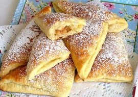 Drożdżowe rożki z jabłkami. Przepyszne drożdżówki proste i szybkie w wykonaniu
