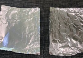 Którą stronę folii użyć podczas pieczenia?