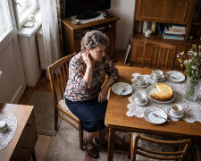 Córka wyrzucała mi przy ludziach, że "nic nie słyszysz, mamo, wstyd", ale na aparat "szkoda teraz, drogie to". Kupiłam sama - mały, za uchem, pod włosami go nie widać. Nikomu nie powiedziałam