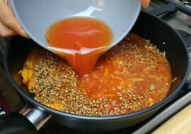 Kiedy mam ochotę na bardzo smaczną kaszę gryczaną, gotuję ją z warzywami i sosem pomidorowym