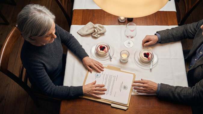Syn zaprosił mnie na obiad do restauracji. Myślałam, że chce mi podziękować za opiekę nad wnukami. Kiedy kelner zabrał talerze, syn wyjął dokumenty i powiedział: "Mamo, podpisz tutaj, to formalność"