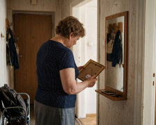 Mąż co roku w sierpniu idzie z parafią pieszo do Częstochowy - dziewięć dni, bez telefonu, "bo to rekolekcje". Jak zawsze przywiózł mi obrazek z Jasnej Góry. Na odwrocie została naklejka z ceną: "Pamiątki - Mielno, ul. Nadmorska"