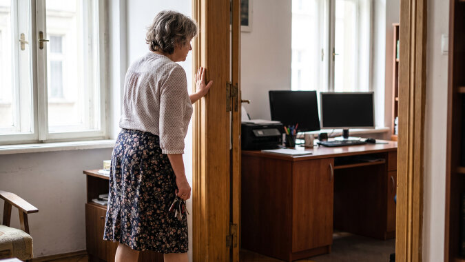 Na czas sanatorium zostawiłam córce klucze - podlać kwiaty i wyjąć pocztę. Wróciłam po trzech tygodniach: w dużym pokoju biurko zięcia, drukarka i regał na segregatory, moja wersalka wyniesiona do małego