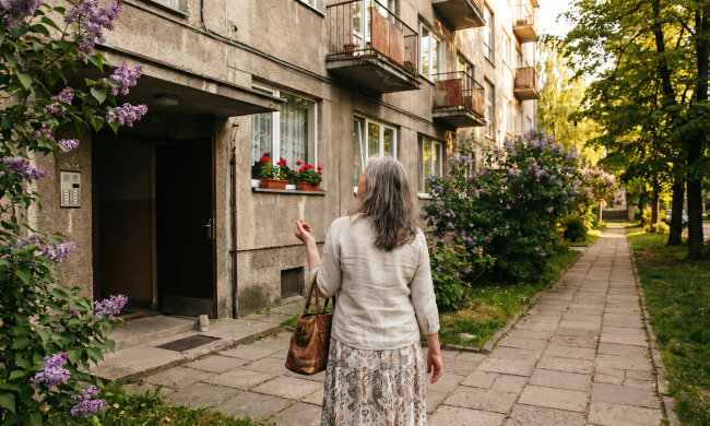 Pożyczyłam bratowej dwanaście tysięcy na operację. Spisałyśmy kartkę, ustaliłyśmy raty. Po trzech miesiącach przestała odbierać telefon