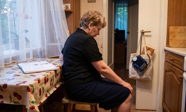 Na stypie po mamie pani Wiesia z parteru złapała mnie za rękę i powiedziała, że dobrze, że mieszkanie zostaje w rodzinie. "Mama mówiła, że jak u notariusza przepisała je na Mirka, to wreszcie mogła spać spokojnie"
