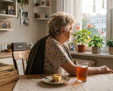Siostra umieściła mamę w domu opieki pod Garwolinem, a jej dom wynajęła letnikom - "z tego są opłaty za ośrodek". W niedzielę zabrałam mamę do siebie na obiad. Przy kompocie zapytała cicho, czy mogłaby zostać do jutra