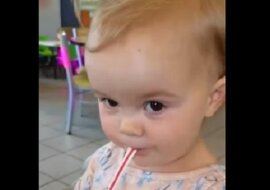 Śmieszna reakcja małej dziewczynki na pierwszy w jej życiu napój gazowany