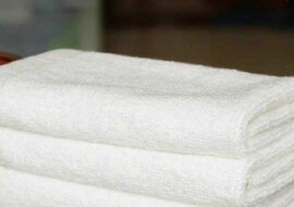 Jak przywrócić ręcznikom biały kolor bez gotowania i prania