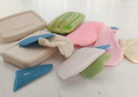 Nie marnuję resztek mydła. Trę je na tarce i wsypuję do pojemnika. Zobacz, dlaczego to robię