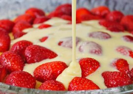 Truskawkowe ciasto „Clafoutis”. Wystarczy wymieszać i wstawić do piekarnika