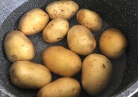 W ten sposób moi rodzice lubią gotować młode ziemniaki. Sycąco i co najważniejsze bardzo smacznie