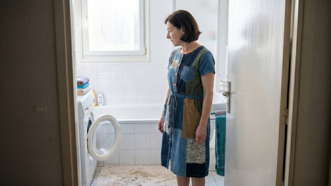 Mąż kupił nowy garnitur i powiedział, że na pogrzeb kolegi z pracy. Pogrzeb był w poniedziałek. W środę znalazłam garnitur w pralce - pachniał damskimi perfumami i miał na kołnierzu ślad od szminki