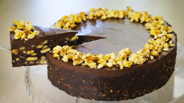 Bez pieczenia. Bardzo pyszne ciasto czekoladowe w jedyne 10 minut: wszystko wymieszaj i do lodówki