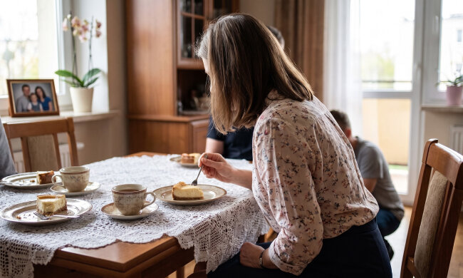 Na imieninach mama oznajmiła przy stole, że dom przepisała na brata - "Iwona sobie poradzi, a Leszek ma trójkę dzieci". Nikt nie zapytał, co ja na to. Piec i okna w tym domu są z mojej odprawy, z 2023