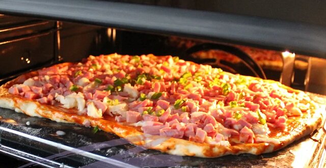 Dlaczego moja domowa pizza smakuje lepiej niż w pizzerii: chodzi o specjalne ciasto i sos