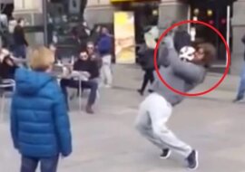 Cristiano Ronaldo przebiera się jak żebrak i gra w piłkę z tym dzieckiem. Zobacz wideo