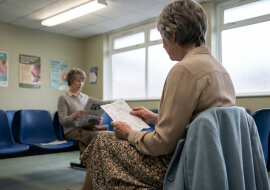 W kolejce do okulisty usiadła obok mnie Teresa - ta, dla której chłopak zostawił mnie w osiemdziesiątym siódmym. Po wizycie kupiłyśmy po drożdżówce i przesiedziałyśmy godzinę na ławce przed przychodnią