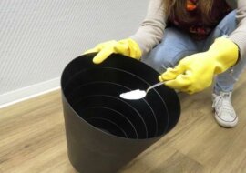 Wyjaśnienie dlaczego doświadczeni gospodarze wsypują sodę na dno kosza do śmieci