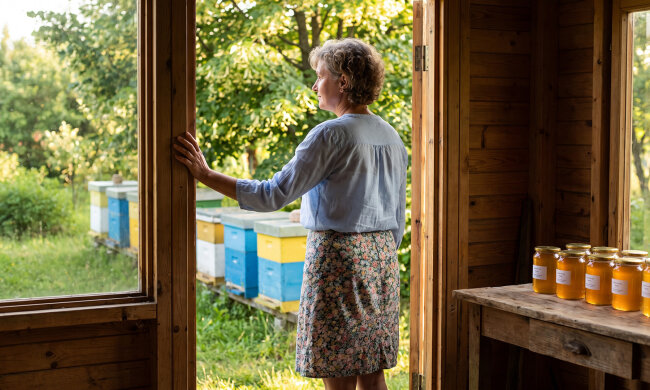 Mąż odszedł jesienią, pasiekę zostawił - "i tak padnie bez mnie". Przezimowałam wszystkie sześć rodzin, wiosną kupiłam wirówkę. Na słoikach jest teraz etykieta: "Miód od Teresy". W maju przyjechał po swoje ule