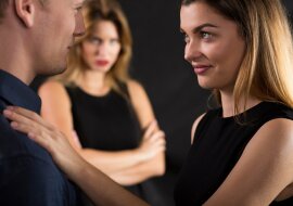 Przyjaciółka flirtuje z moim mężem na moich oczach