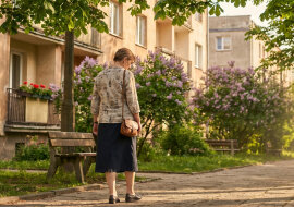 Zdradziłam męża raz, dwadzieścia lat temu. Nigdy nie powiedziałam. Mąż jest dobrym człowiekiem, kocha mnie, ja kocham jego. Ale czasem w nocy leżę i myślę, że całe nasze życie stoi na jednym kłamstwie