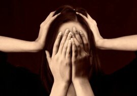 Uczucie palących policzków: co to znaczy według przesądów