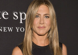 Bardzo naturalnie wygląda: Jennifer Aniston po raz kolejny zrobiła sobie selfie bez makijażu i fryzury, siedząc w bikini na plaży