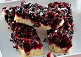 Ciasto z czarnej porzeczki. Słodkie kruche ciasto