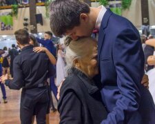 Wnuk zaprosił babcię na studniówkę, ponieważ w młodości nie miała okazji uczestniczyć