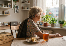 Siostra umieściła mamę w domu opieki pod Garwolinem, a jej dom wynajęła letnikom - "z tego są opłaty za ośrodek". W niedzielę zabrałam mamę do siebie na obiad. Przy kompocie zapytała cicho, czy mogłaby zostać do jutra