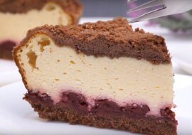 Duży sernik w piekarniku z kawałkami pysznej czekolady