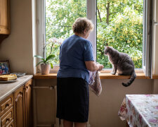 Syn zostawił mi kota "tylko na czas przeprowadzki, mamo, dwa tygodnie". To było przed Wielkanocą. Kupuję już szósty worek żwirku. W niedzielę wnuczka powiedziała przy obiedzie, że tata Filemona nie zabierze, "bo w nowym mieszkaniu są jasne kanapy"