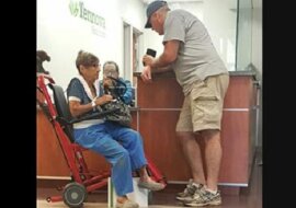 Samotna emerytka została porzucona na izbie przyjęć – mężczyzna w czapce podchodzi do niej i wypowiada 5 słów, które zmieniają wszystko