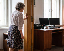 Na czas sanatorium zostawiłam córce klucze - podlać kwiaty i wyjąć pocztę. Wróciłam po trzech tygodniach: w dużym pokoju biurko zięcia, drukarka i regał na segregatory, moja wersalka wyniesiona do małego