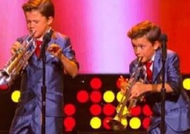 11-letni bliźniacy sprawili, że tłum oszalał, gdy zrobili to. A tylko poczekajcie, co zrobi chłopiec stojący z lewej strony