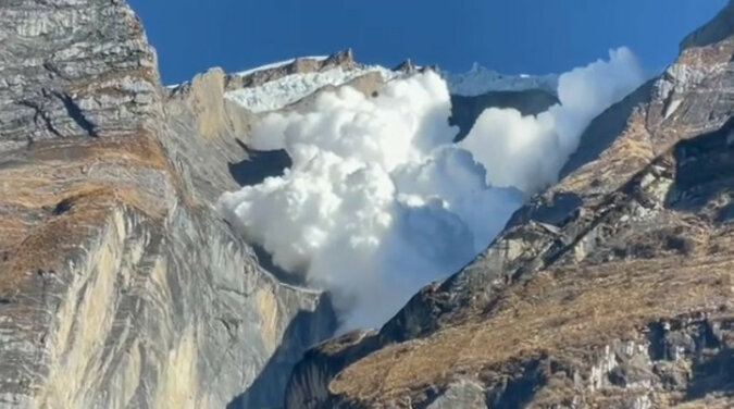 Ogromna lawina śnieżna obudziła rano turystów w górach. Wideo