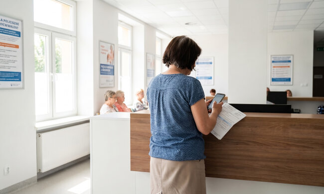 W przychodni ktoś dotknął mojego ramienia - mąż, który odszedł czternaście lat temu. Trzymał plik skierowań i poprosił, żebym pomogła mu się zapisać "przez ten internet", bo Jolanta się wyprowadziła, a on "papierów nigdy nie ogarniał"