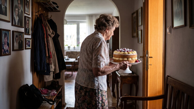 Na moich imieninach niosłam z kuchni tort i przystanęłam za drzwiami, bo mówili o mnie. Syn powiedział "najlepiej w listopadzie", córka - że "po świętach będzie łatwiej z miejscami". Ustalali termin rozmowy ze mną o domu opieki