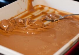 Domowe mleko skondensowane. Jest jednym z najbardziej korzystnych słodkości