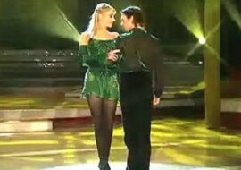 Tancerka chwyciła go za ramię i zaczęła się kręcić wokół. Ale spójrz tylko na jej nogi. To niesamowite