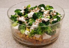 Pyszna sałatka z brokułów i fety – szybki przepis