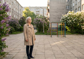 Syn co miesiąc wpłaca tysiąc złotych na moje konto. Wszyscy w rodzinie mówią, jaki wspaniały syn. Nikt nie wie, że to ja mu przelałam sto pięćdziesiąt tysięcy na mieszkanie osiem lat temu