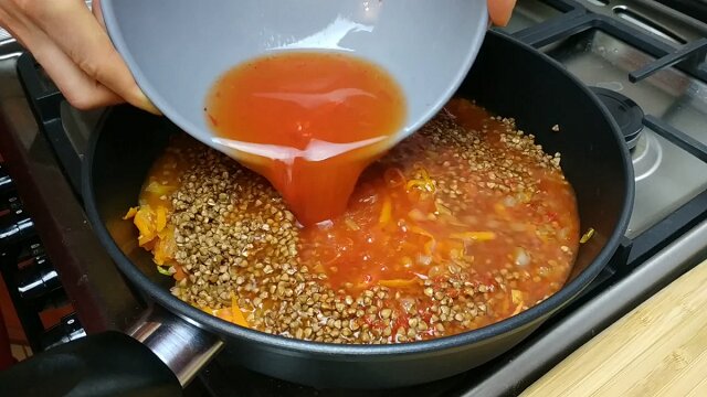 Kiedy mam ochotę na bardzo smaczną kaszę gryczaną, gotuję ją z warzywami i sosem pomidorowym