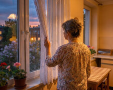 Mąż zaczął wynosić śmieci o dwudziestej pierwszej, codziennie. Wcześniej przez dwadzieścia lat nie ruszył się z kanapy po kolacji. Pewnego wieczoru wyjrzałam przez okno - stał przy kontenerze z telefonem przy uchu