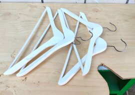 Wzięłam 4 wieszaki, kawałek sklejki i zrobiłam sobie stolik kawowy. Wynik ponad wszelkie pochwały